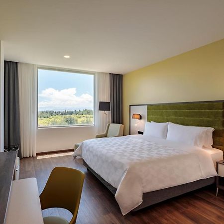 ฮอลิเดย์ อินน์ กีโต แอร์พอร์ต ตาบาเบลา ภายนอก รูปภาพ A room at the Hilton Garden Inn in San Jose, Costa Rica