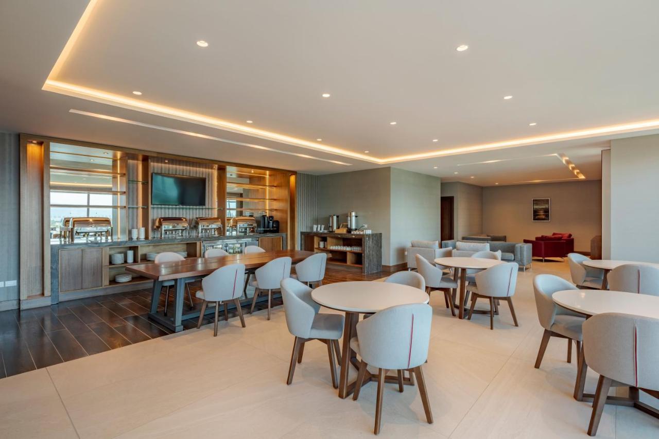 ฮอลิเดย์ อินน์ กีโต แอร์พอร์ต ตาบาเบลา ภายนอก รูปภาพ The lounge at the airport