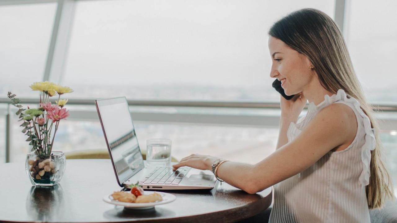 ฮอลิเดย์ อินน์ กีโต แอร์พอร์ต ตาบาเบลา ภายนอก รูปภาพ A woman working from home