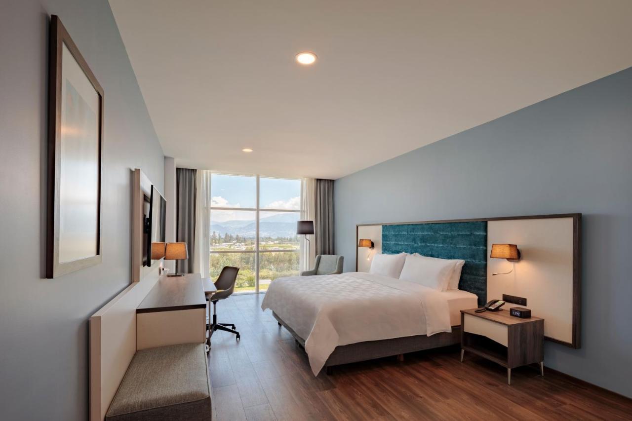 ฮอลิเดย์ อินน์ กีโต แอร์พอร์ต ตาบาเบลา ภายนอก รูปภาพ A typical room at the hotel