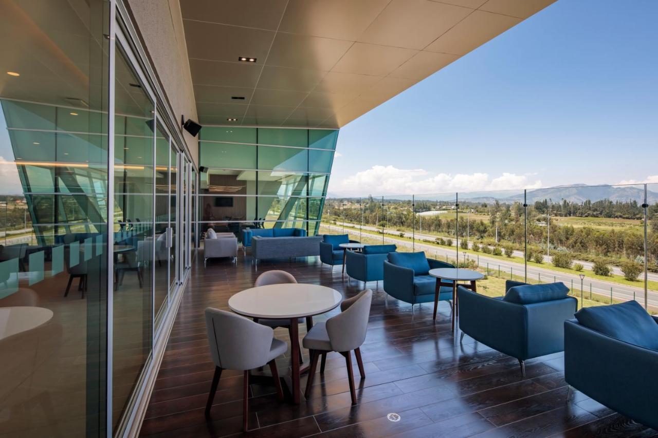 ฮอลิเดย์ อินน์ กีโต แอร์พอร์ต ตาบาเบลา ภายนอก รูปภาพ The VIP Lounge at Santiago International Airport