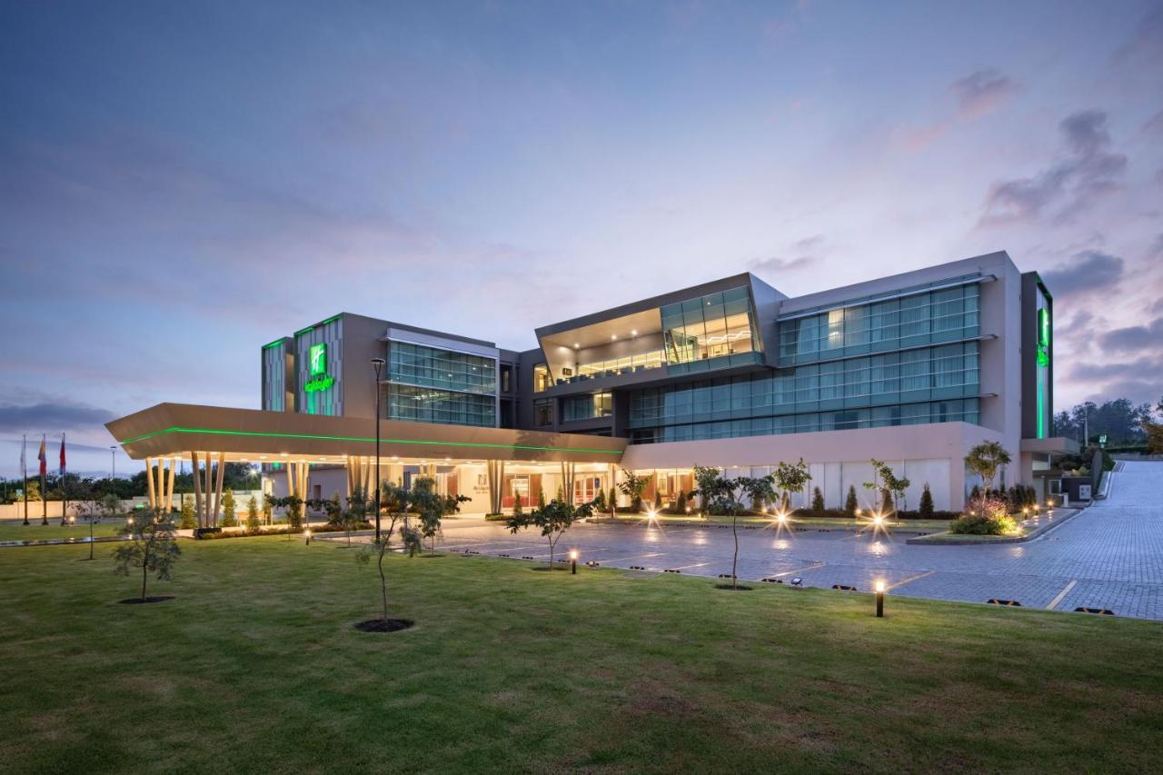 ฮอลิเดย์ อินน์ กีโต แอร์พอร์ต ตาบาเบลา ภายนอก รูปภาพ Holiday Inn & Suites