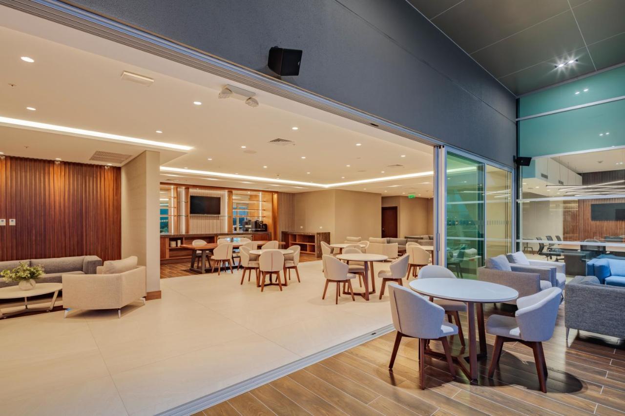 ฮอลิเดย์ อินน์ กีโต แอร์พอร์ต ตาบาเบลา ภายนอก รูปภาพ The lounge at the airport.