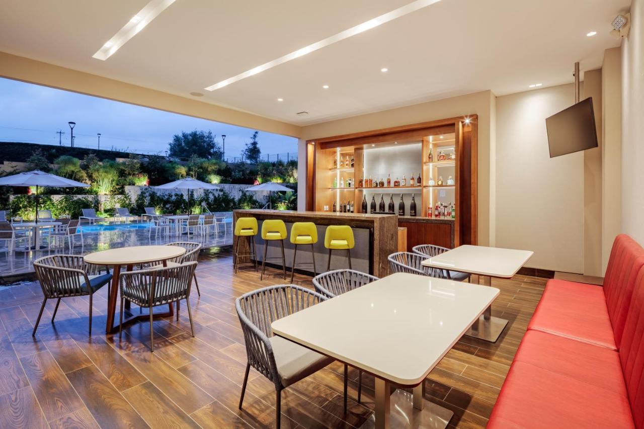 ฮอลิเดย์ อินน์ กีโต แอร์พอร์ต ตาบาเบลา ภายนอก รูปภาพ The pool bar at the hotel