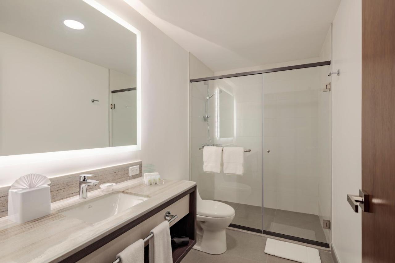 ฮอลิเดย์ อินน์ กีโต แอร์พอร์ต ตาบาเบลา ภายนอก รูปภาพ A bathroom in a hotel