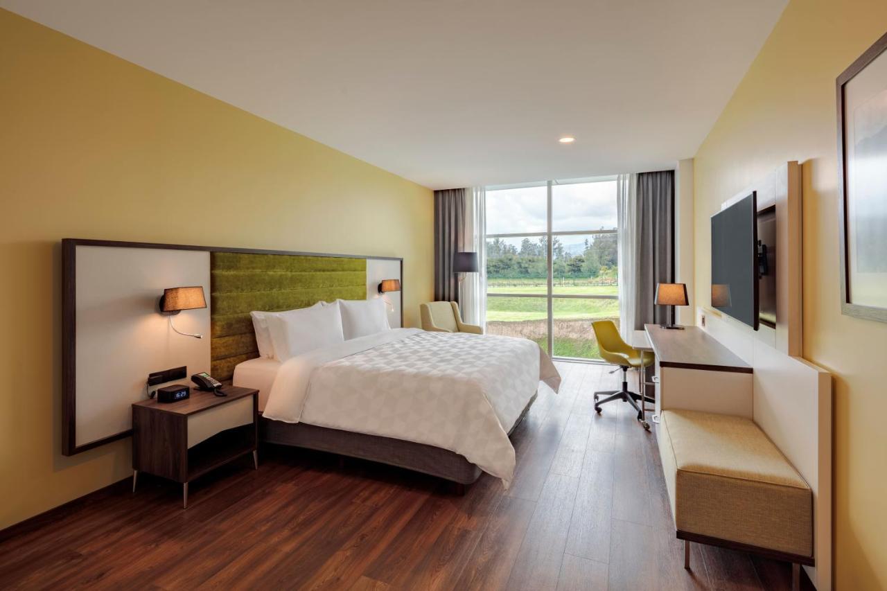 ฮอลิเดย์ อินน์ กีโต แอร์พอร์ต ตาบาเบลา ภายนอก รูปภาพ A typical room at the hotel