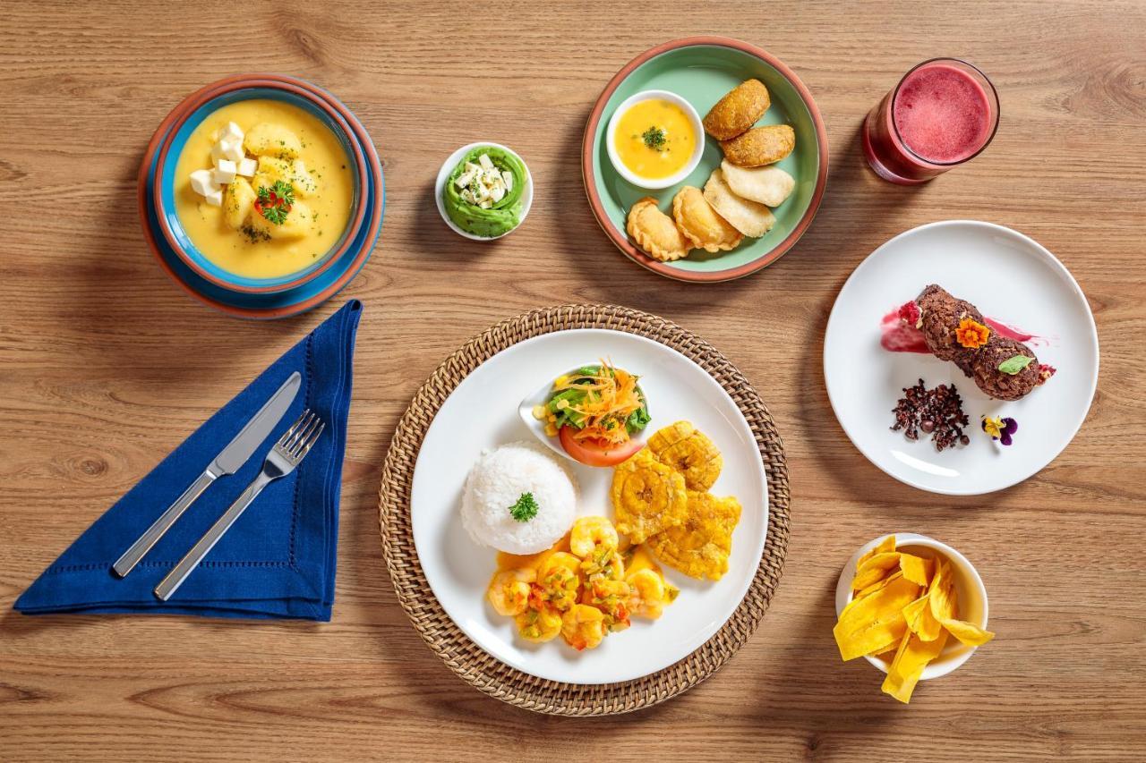 ฮอลิเดย์ อินน์ กีโต แอร์พอร์ต ตาบาเบลา ภายนอก รูปภาพ A selection of dishes from the menu of the restaurant