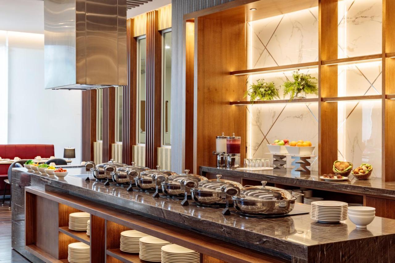 ฮอลิเดย์ อินน์ กีโต แอร์พอร์ต ตาบาเบลา ภายนอก รูปภาพ A buffet at a hotel