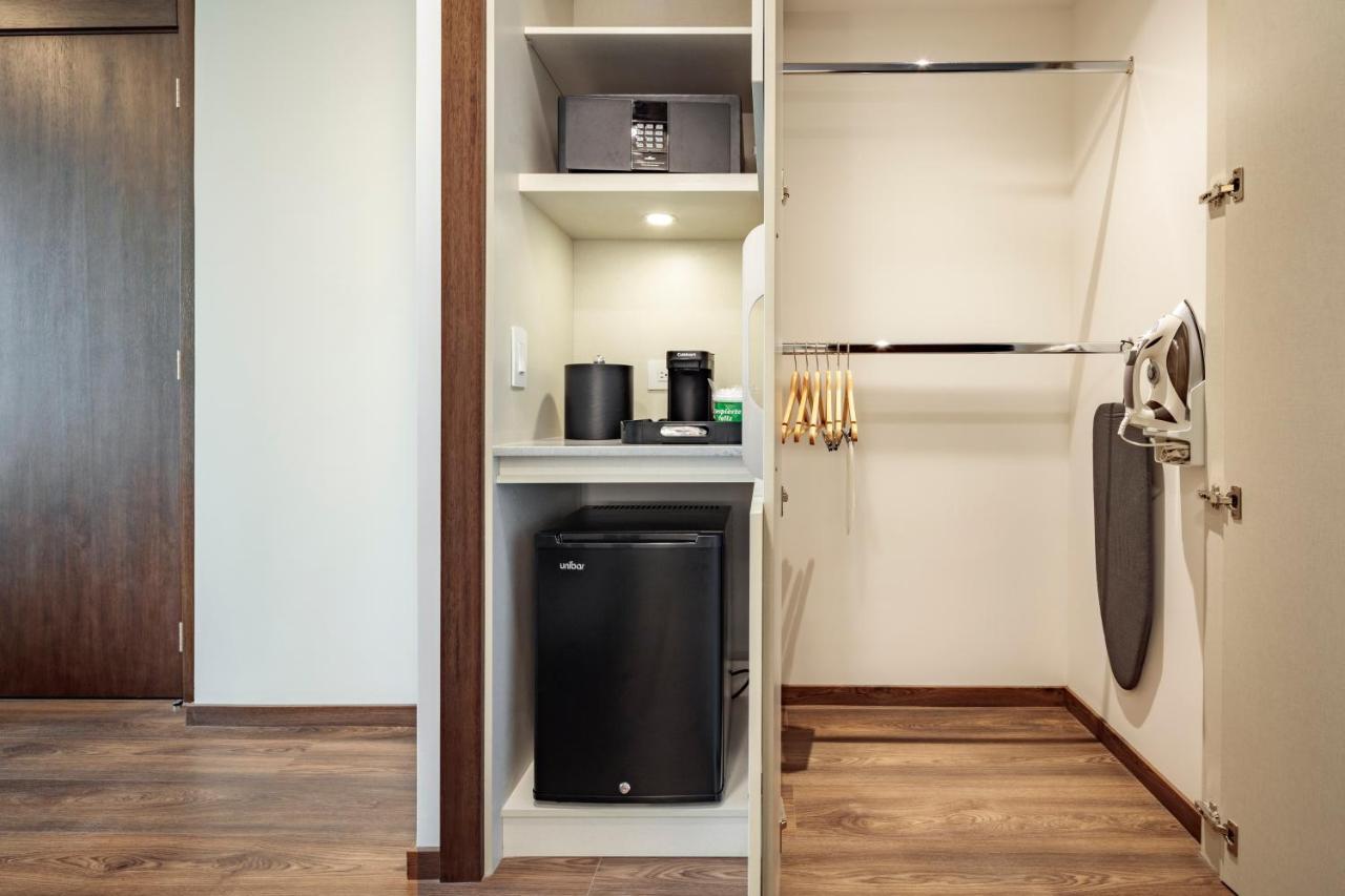 ฮอลิเดย์ อินน์ กีโต แอร์พอร์ต ตาบาเบลา ภายนอก รูปภาพ A wet bar in a hotel room