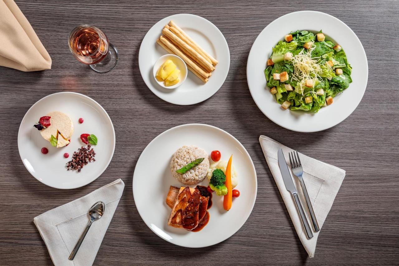 ฮอลิเดย์ อินน์ กีโต แอร์พอร์ต ตาบาเบลา ภายนอก รูปภาพ A selection of dishes from the restaurant