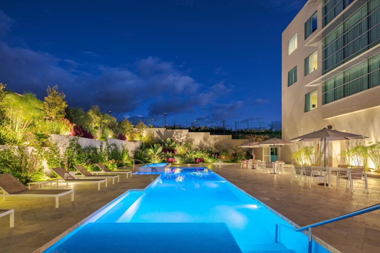 ฮอลิเดย์ อินน์ กีโต แอร์พอร์ต ตาบาเบลา ภายนอก รูปภาพ The swimming pool at the hotel