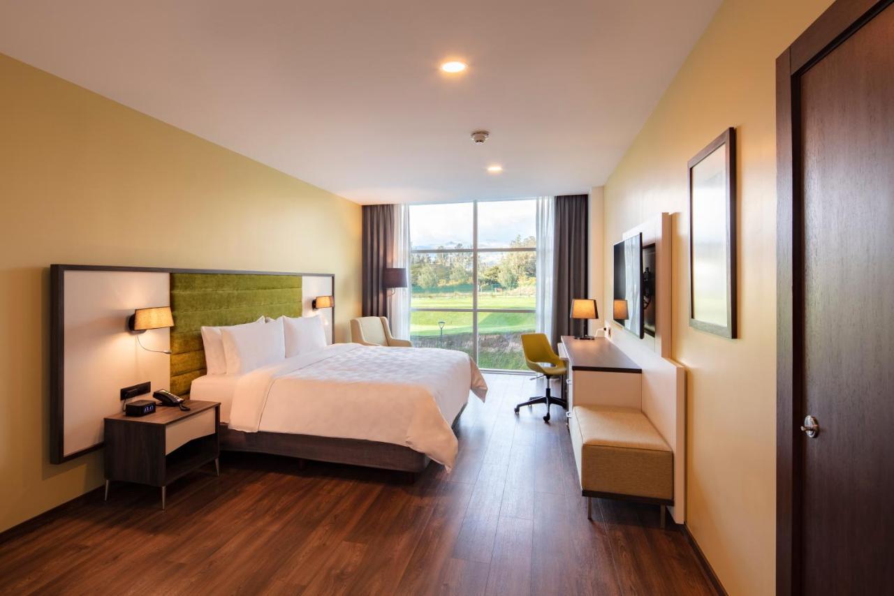 ฮอลิเดย์ อินน์ กีโต แอร์พอร์ต ตาบาเบลา ภายนอก รูปภาพ A typical room at the hotel