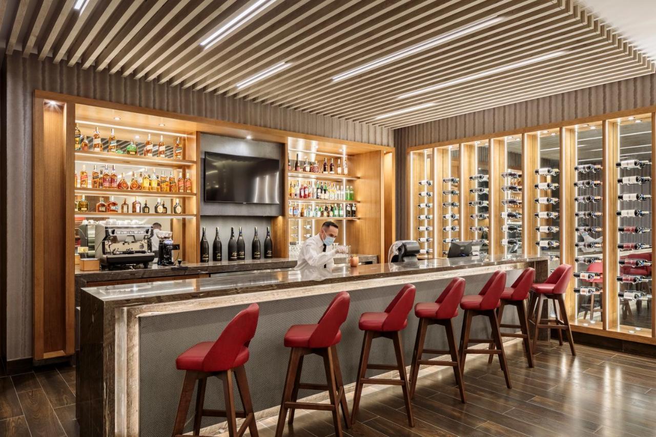 ฮอลิเดย์ อินน์ กีโต แอร์พอร์ต ตาบาเบลา ภายนอก รูปภาพ The bar at the lounge