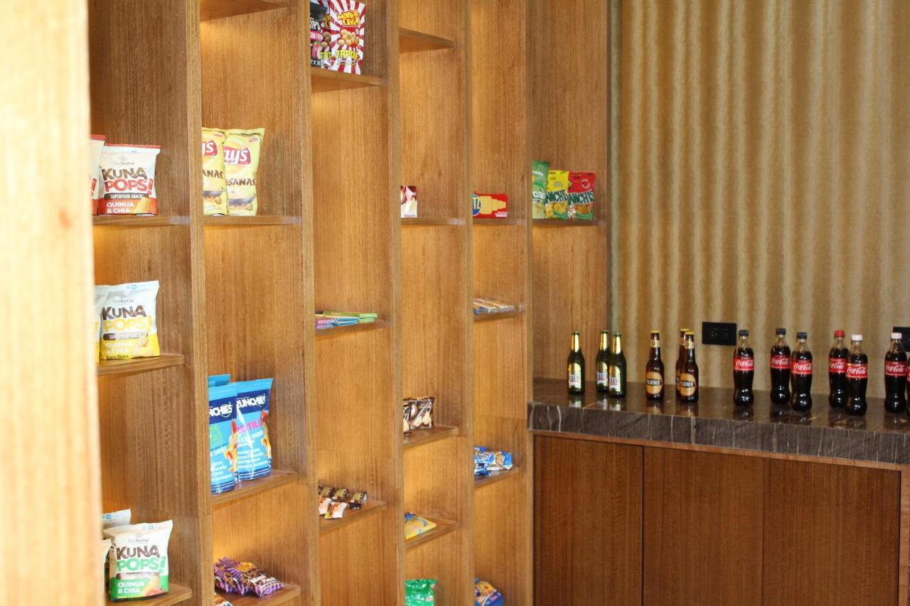 ฮอลิเดย์ อินน์ กีโต แอร์พอร์ต ตาบาเบลา ภายนอก รูปภาพ A typical vending machine in a Japanese hotel