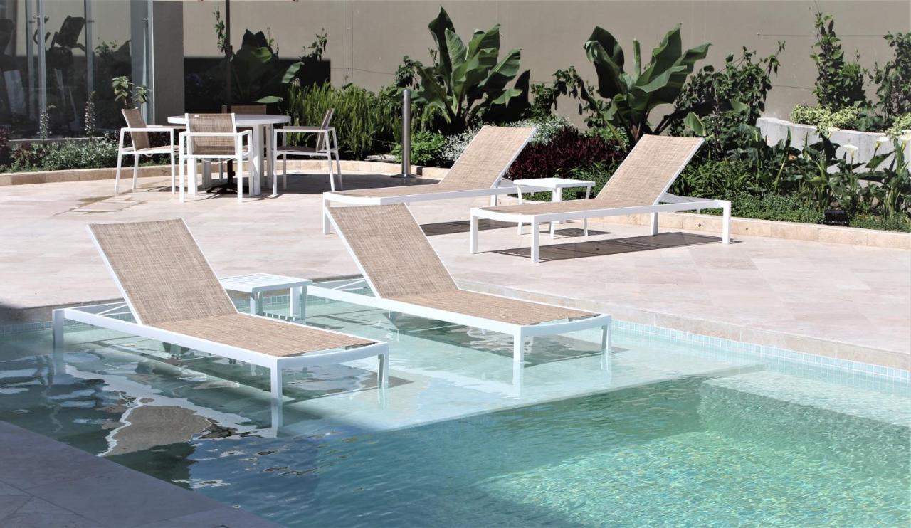 ฮอลิเดย์ อินน์ กีโต แอร์พอร์ต ตาบาเบลา ภายนอก รูปภาพ Sunbathing chairs